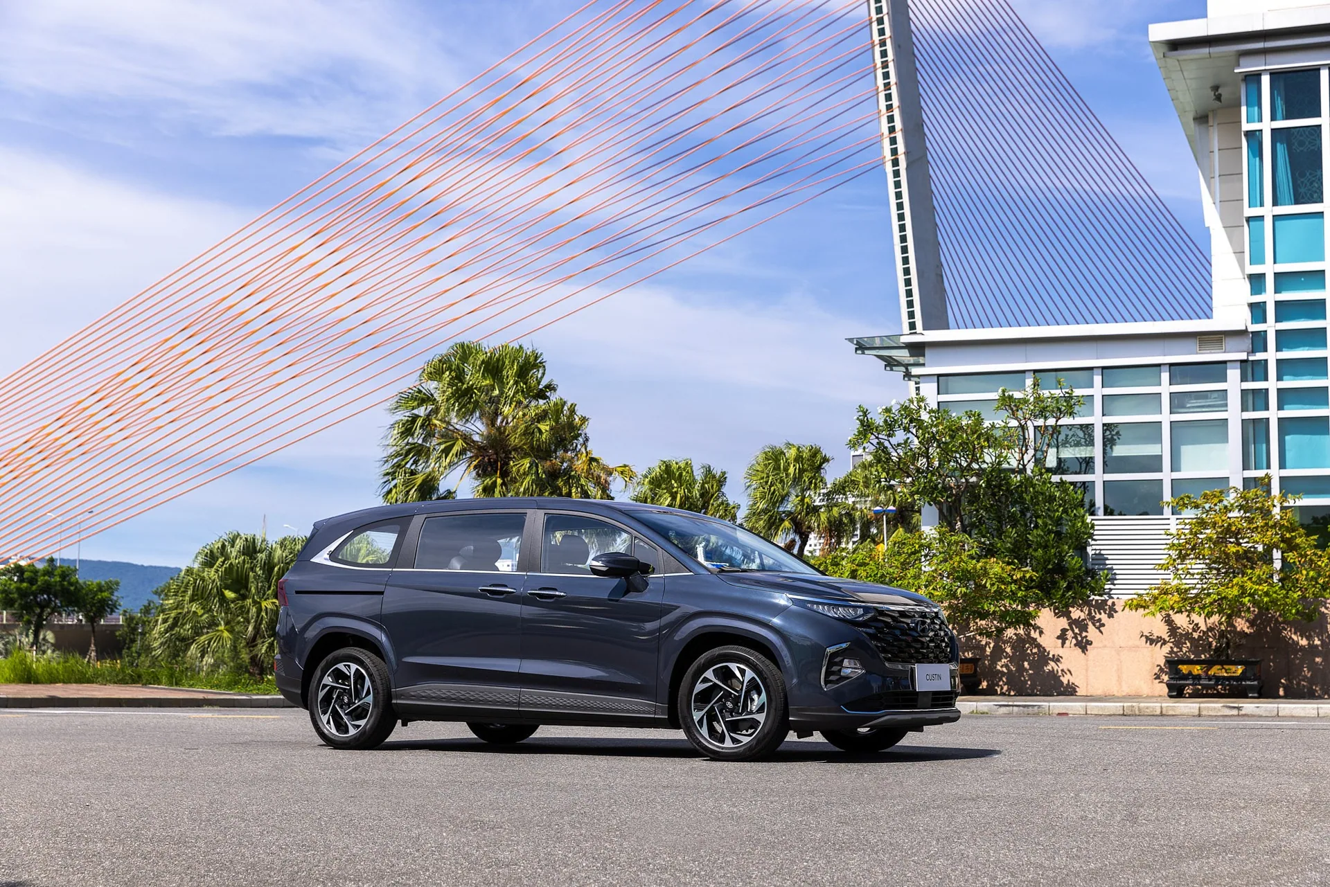 Custin - Dáng MPV hiện đại mang hơi hướng SUV