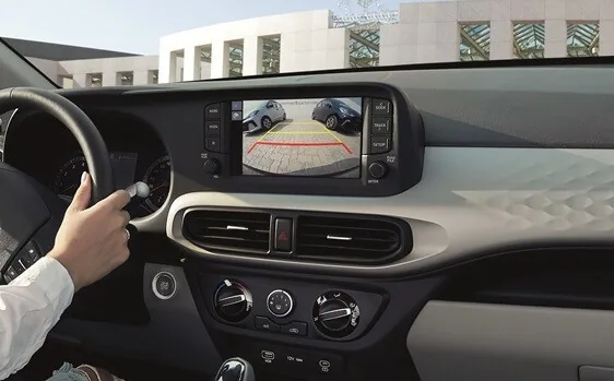 Grand i10 Hatchback - Camera lùi hỗ trợ đỗ xe