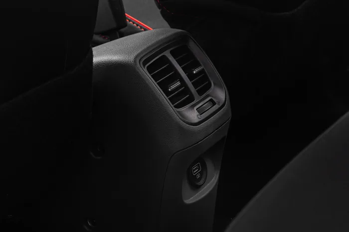 Grand i10 Hatchback - Cửa gió điều hòa và cổng sạc USB hàng ghế sau