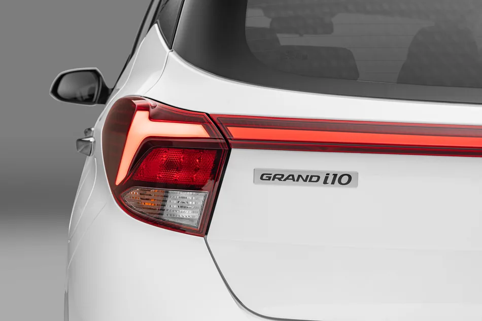 Grand i10 Hatchback - Cụm đèn hậu LED với dải đèn nối liền