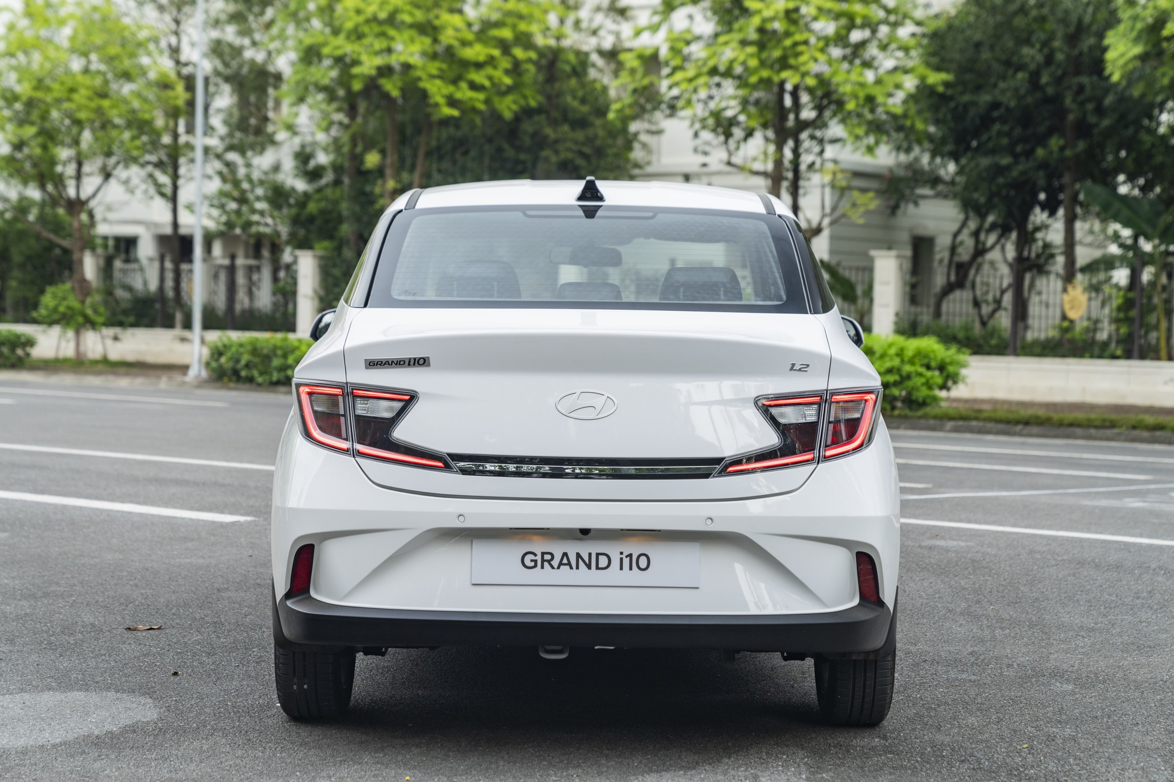 Grand i10 Sedan - Camera lùi và cảm biến lùi
