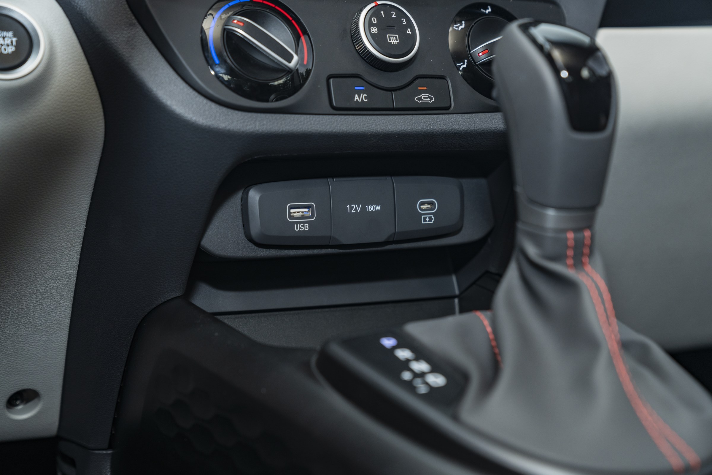 Grand i10 Sedan - Cổng sạc USB và nguồn 12V