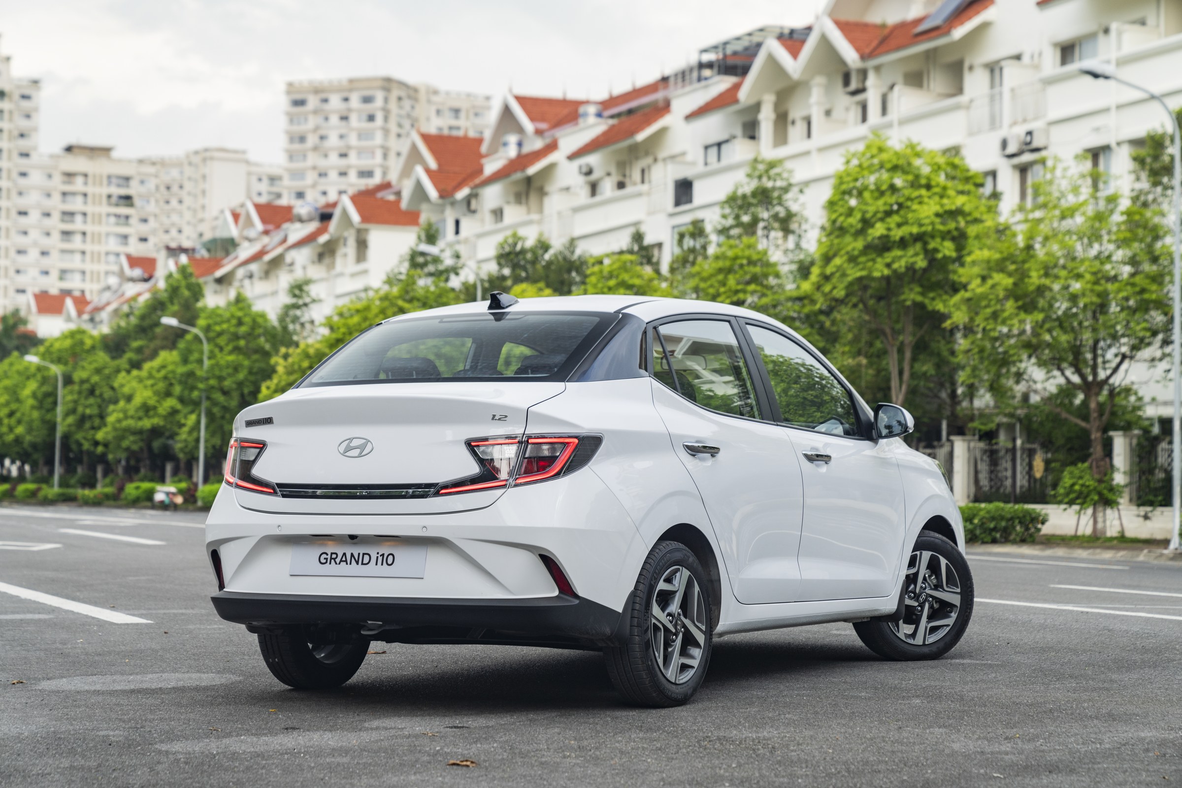 Grand i10 Sedan - Đuôi xe gọn gàng, ăng-ten vây cá