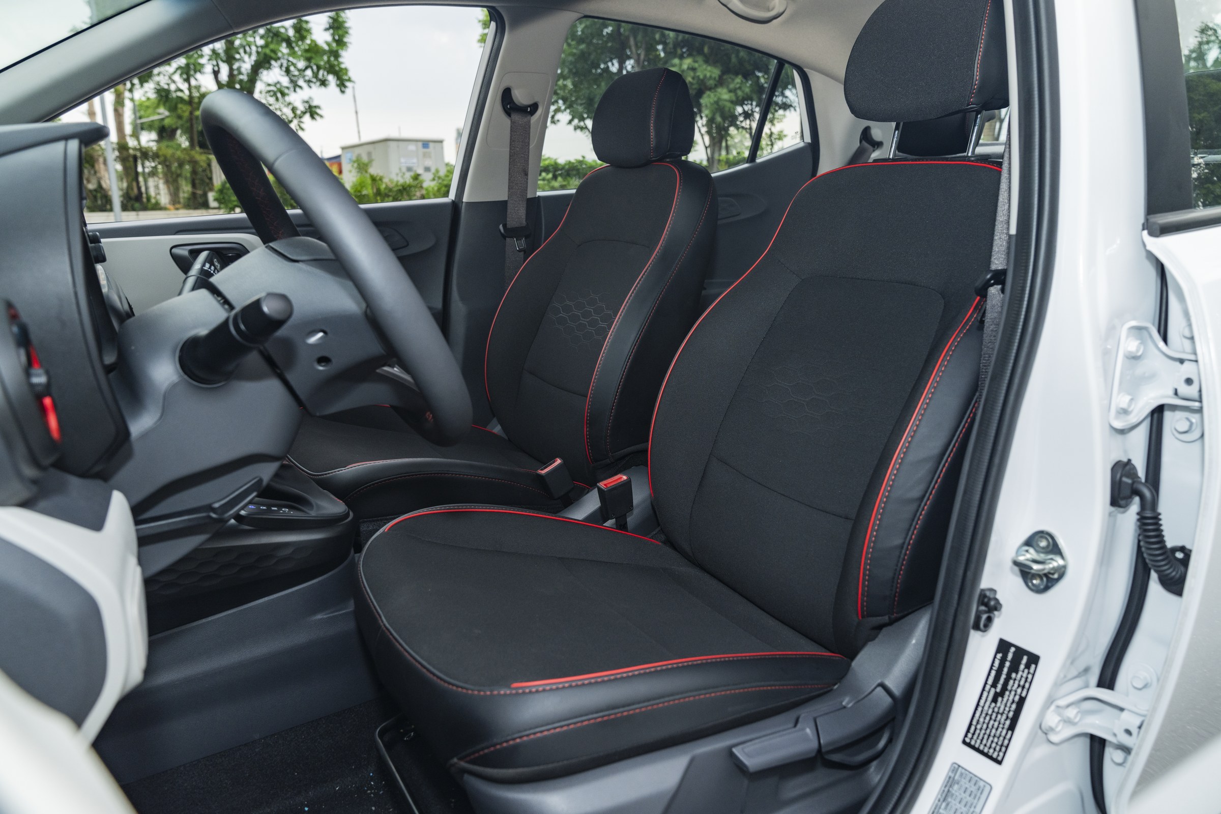 Grand i10 Sedan - Ghế ngồi êm ái, điểm nhấn chỉ đỏ thể thao
