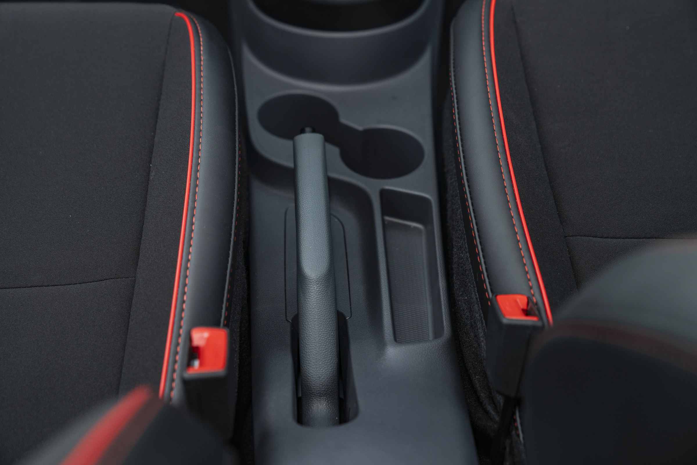 Grand i10 Sedan - Hộc để cốc và ngăn chứa đồ