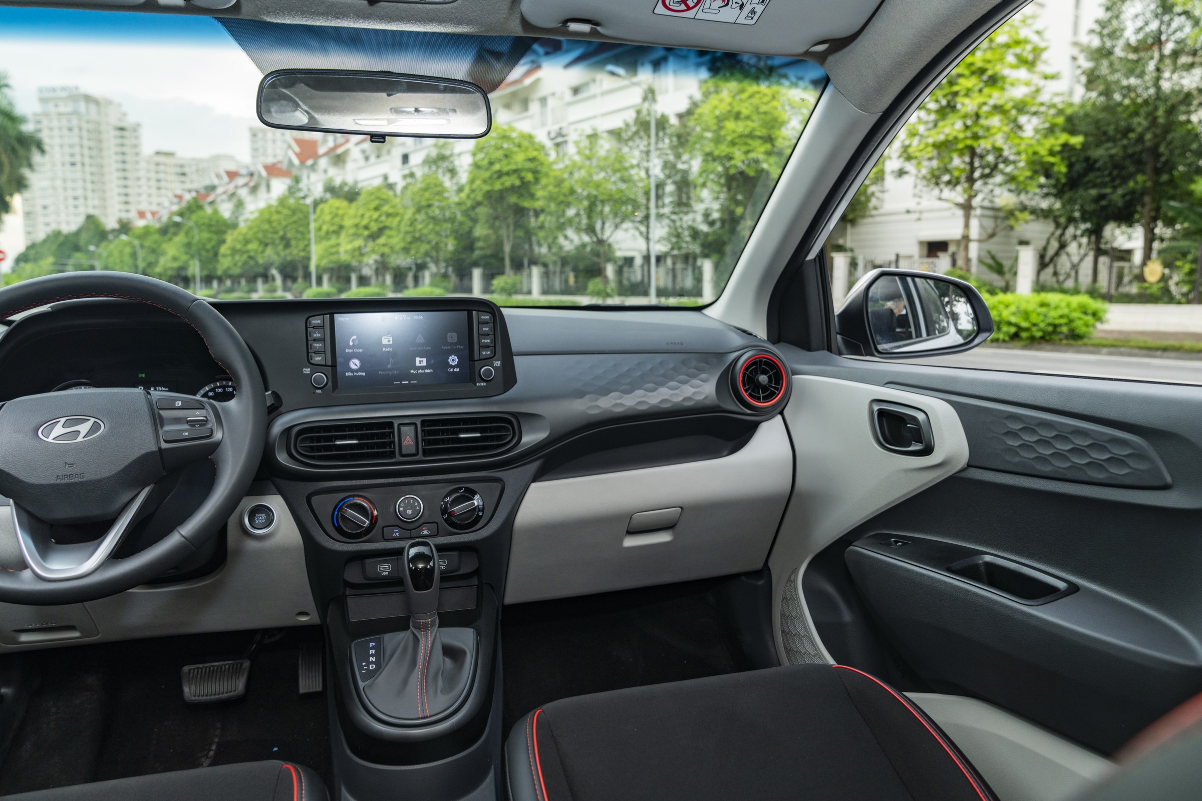 Grand i10 Sedan - Khoang cabin rộng rãi, phối màu đỏ đen