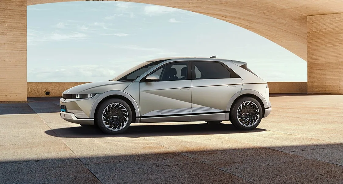 IONIQ 5 - Đường gân chéo mạnh mẽ trên thân xe