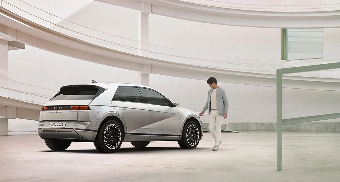 IONIQ 5 - Sáu túi khí và hệ thống an toàn nền tảng