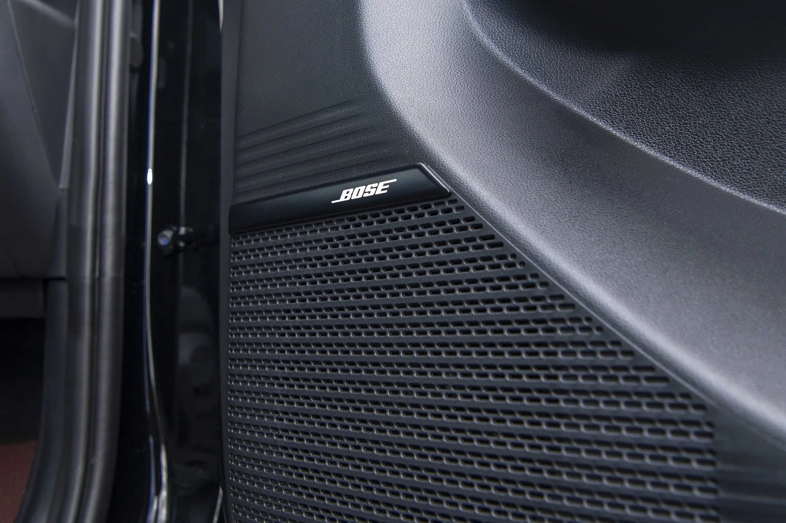 Santa Fe - Hệ thống 12 loa Bose cao cấp