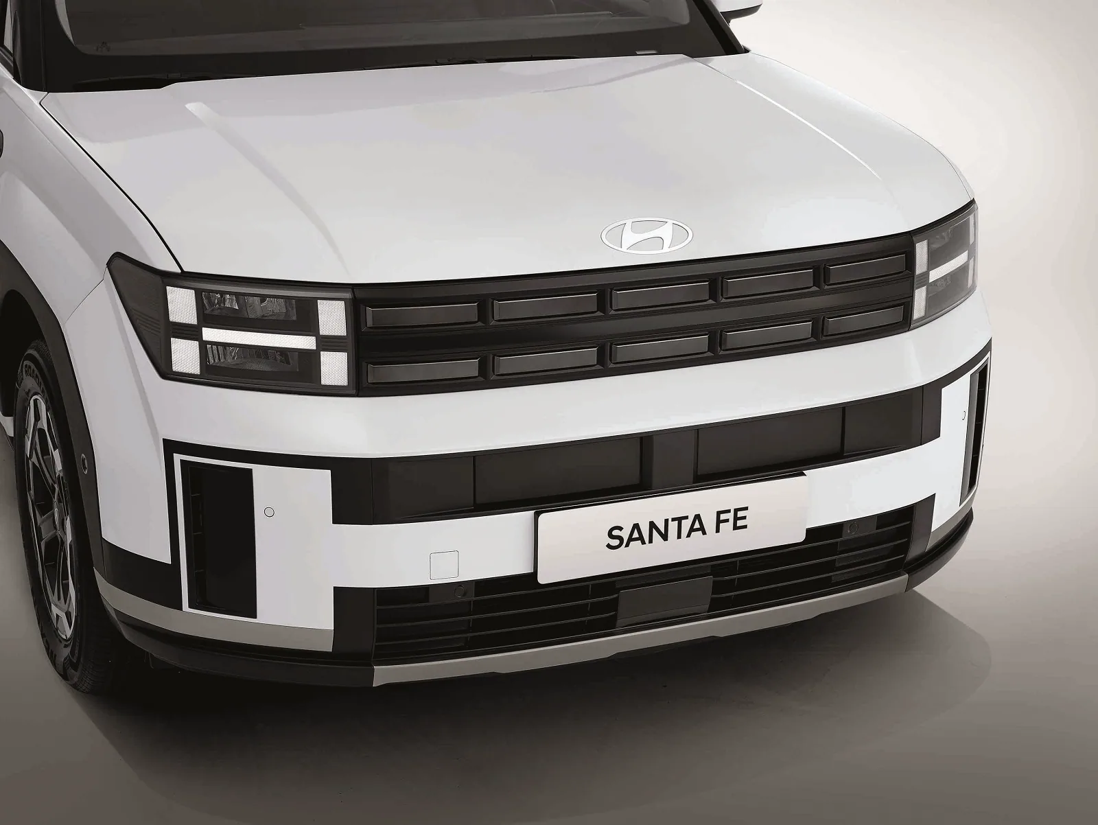 Santa Fe - Lưới tản nhiệt chrome và cánh gió chủ động